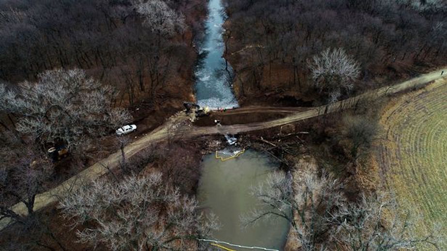 The Latest Spill Finds Politicians Ankle Deep in Tar Sands Oil 1 0 Keystone Spill Kansas Washington County United States 09 Dec 2022